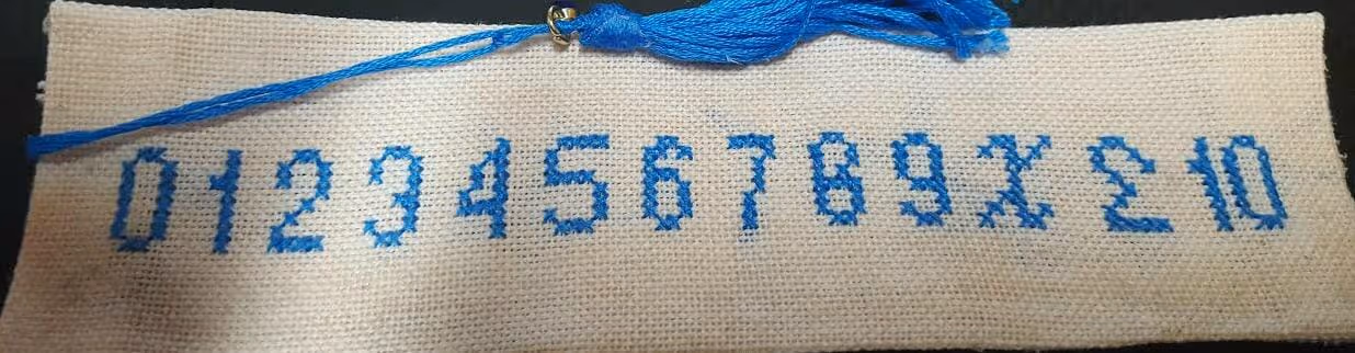 Blue digits on white background from 0 to dek,el,do